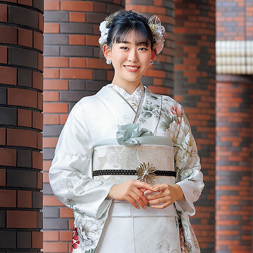 画像：白い振袖を着た女性