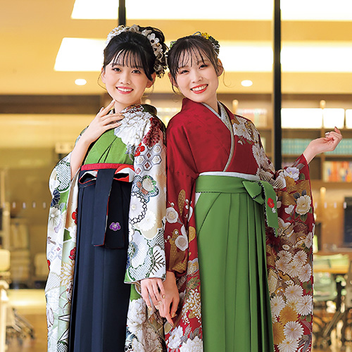 画像：卒業袴を着た女性2人