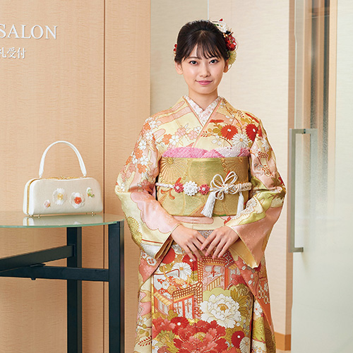 画像：赤と緑の花柄の着物を着た女性