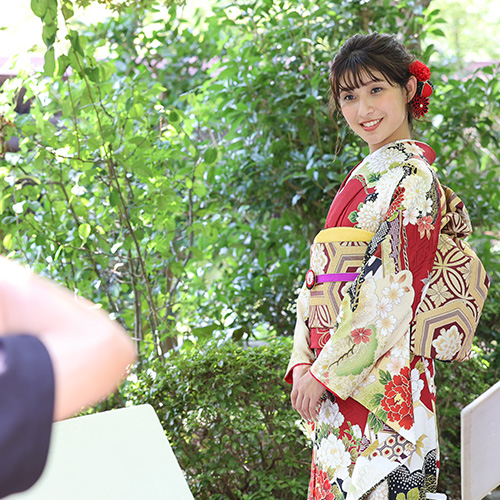画像：撮影されている赤い着物の女性