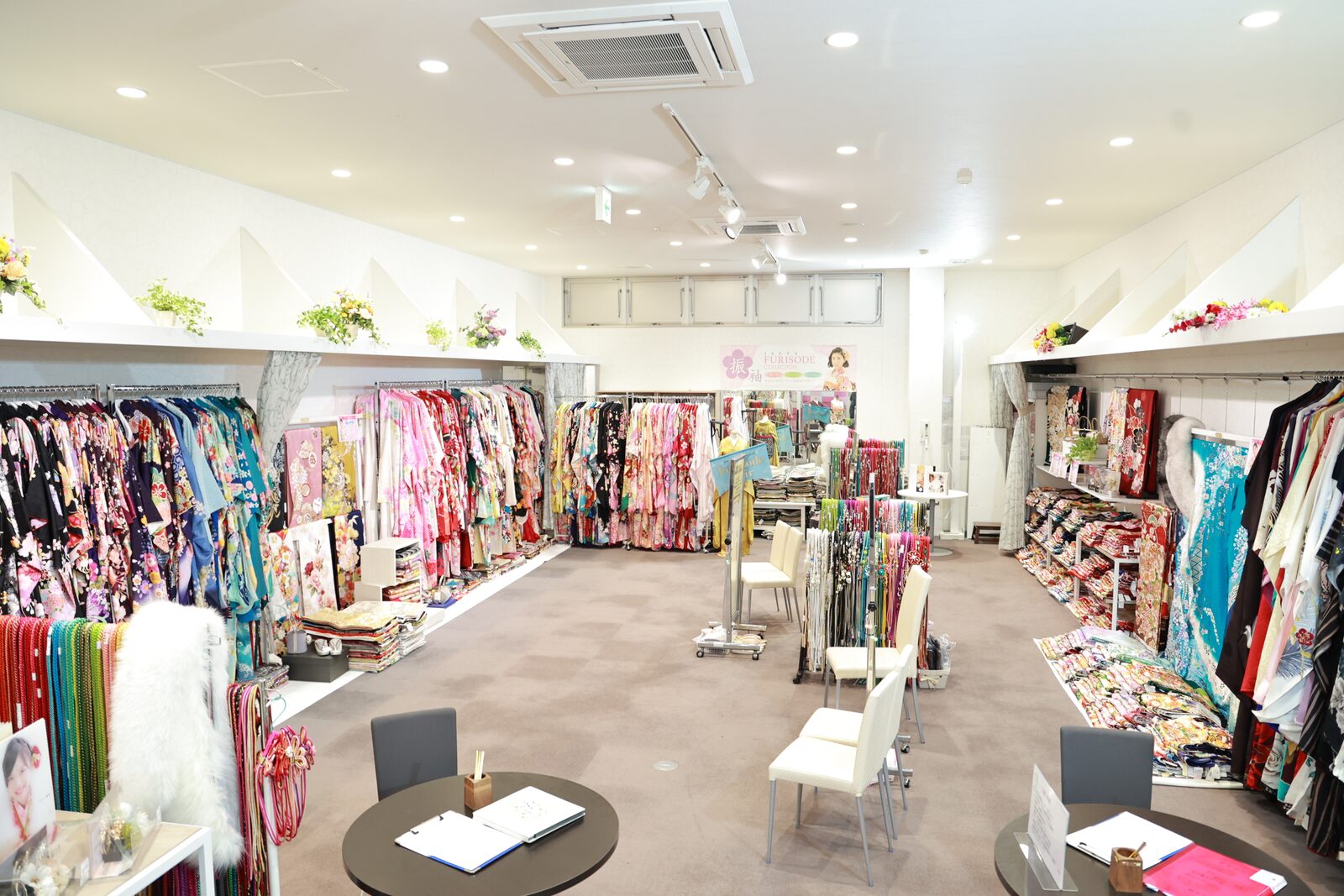 深谷本店の振袖売場——豊富な品揃えの中から