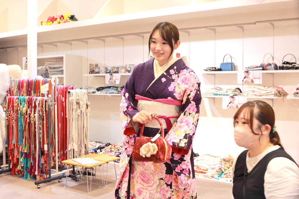 帯揚げや帯締めなど小物を変えることで、印象がぐっと現代的に仕上がります。
