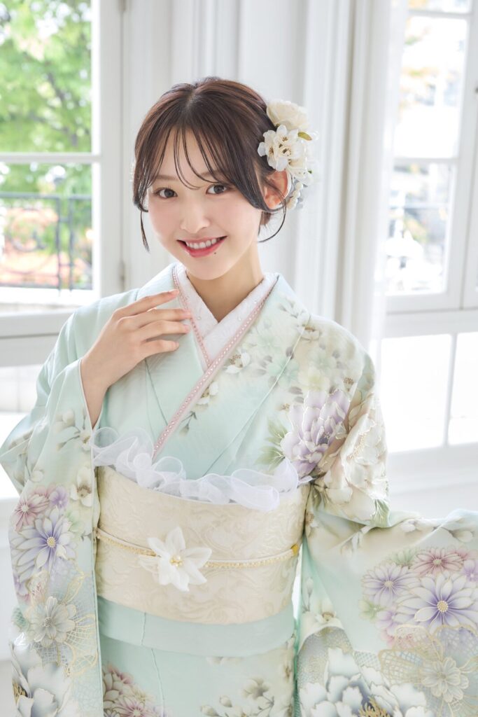 淡いピンクや薄紫に麻の葉や麗文などの古典柄を合わせた、洗練された振袖姿。