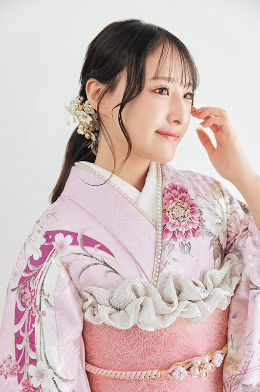 くすみカラーから質感へ。振袖選びの視点の移り変わりを感じさせる一枚。