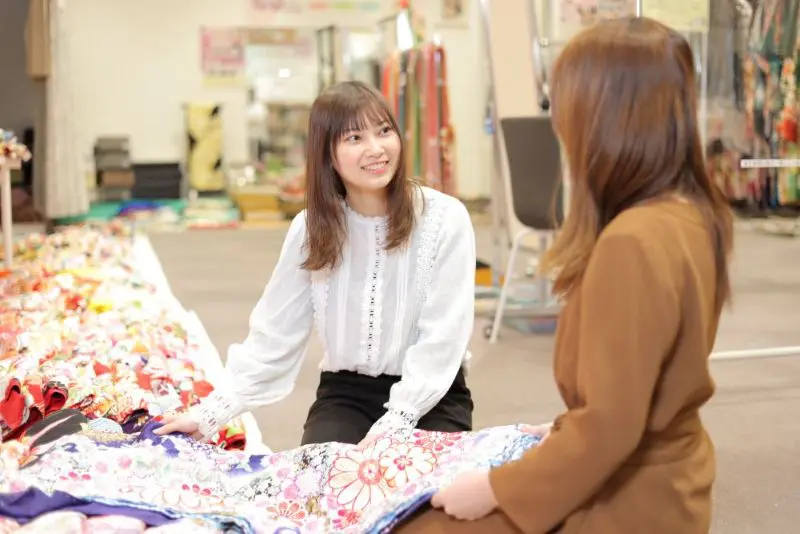 成人式当日の晴れ舞台。帯や髪飾りなどの小物選びが全体の印象を左右します。