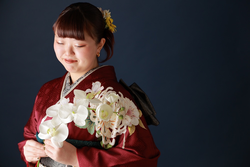 成人式当日の装いは、ご自身の魅力を最も引き出す瞬間。丁寧な準備が自信につながります。
