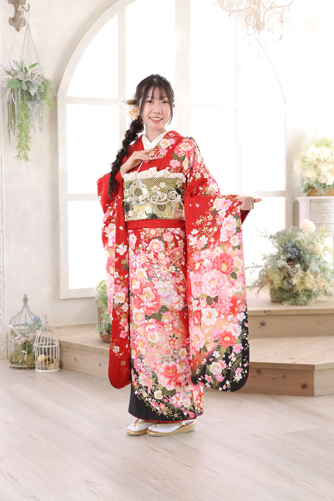 成人式当日の振袖姿。帯や髪飾りなどの小物で印象がぐんと変わります。