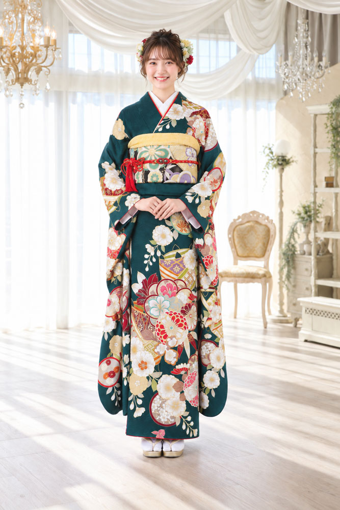当日のヘアメイクと帯周りで、古典の格式と今らしさを両立させた装い。