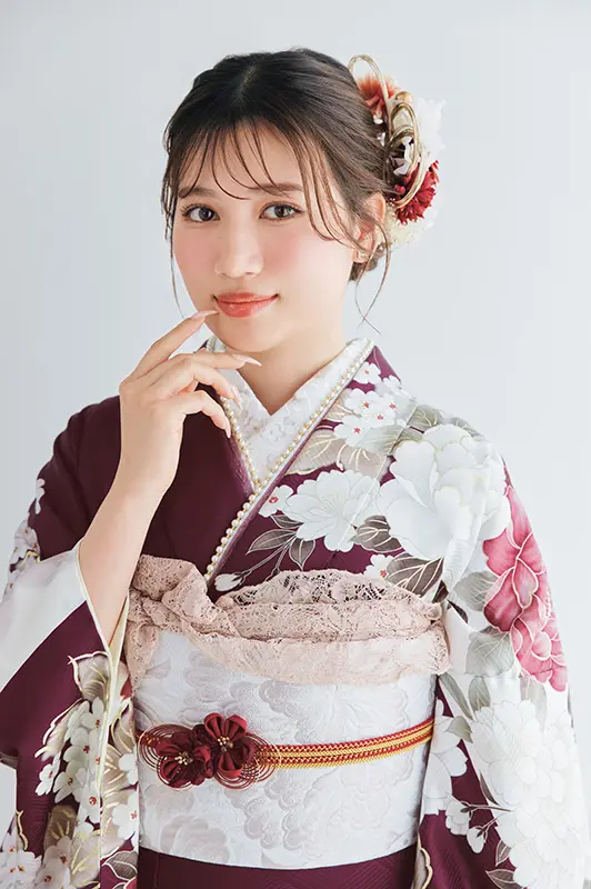 前撮りでヘアメイクや振袖の組み合わせを試すことで、当日の「盛れる」を確認できます。