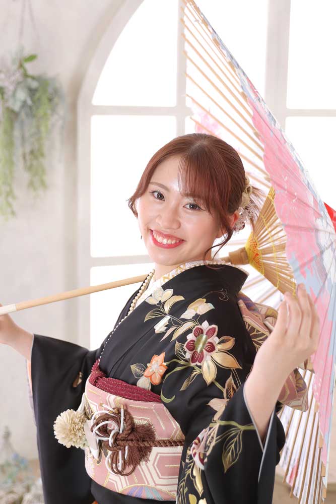 成人式の着物選びについて、親子で相談される様子。丁寧なご説明を受けながら、安心して選び進めることができます。