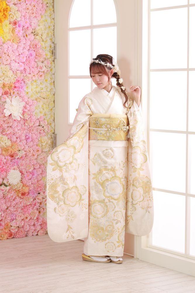 振袖姿で美しく微笑む花嫁。前撮りでは十分な時間をかけ、最高のお写真をお撮りします。