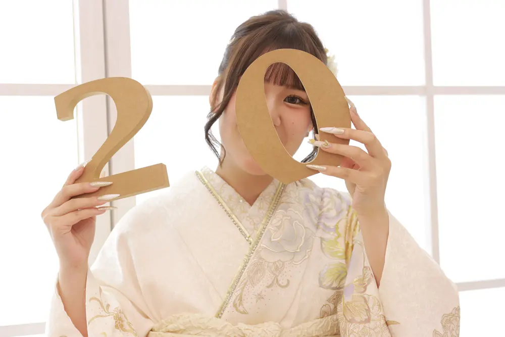 成人式当日と前撮りでは、着物の選び方や撮影のポイントが異なります。