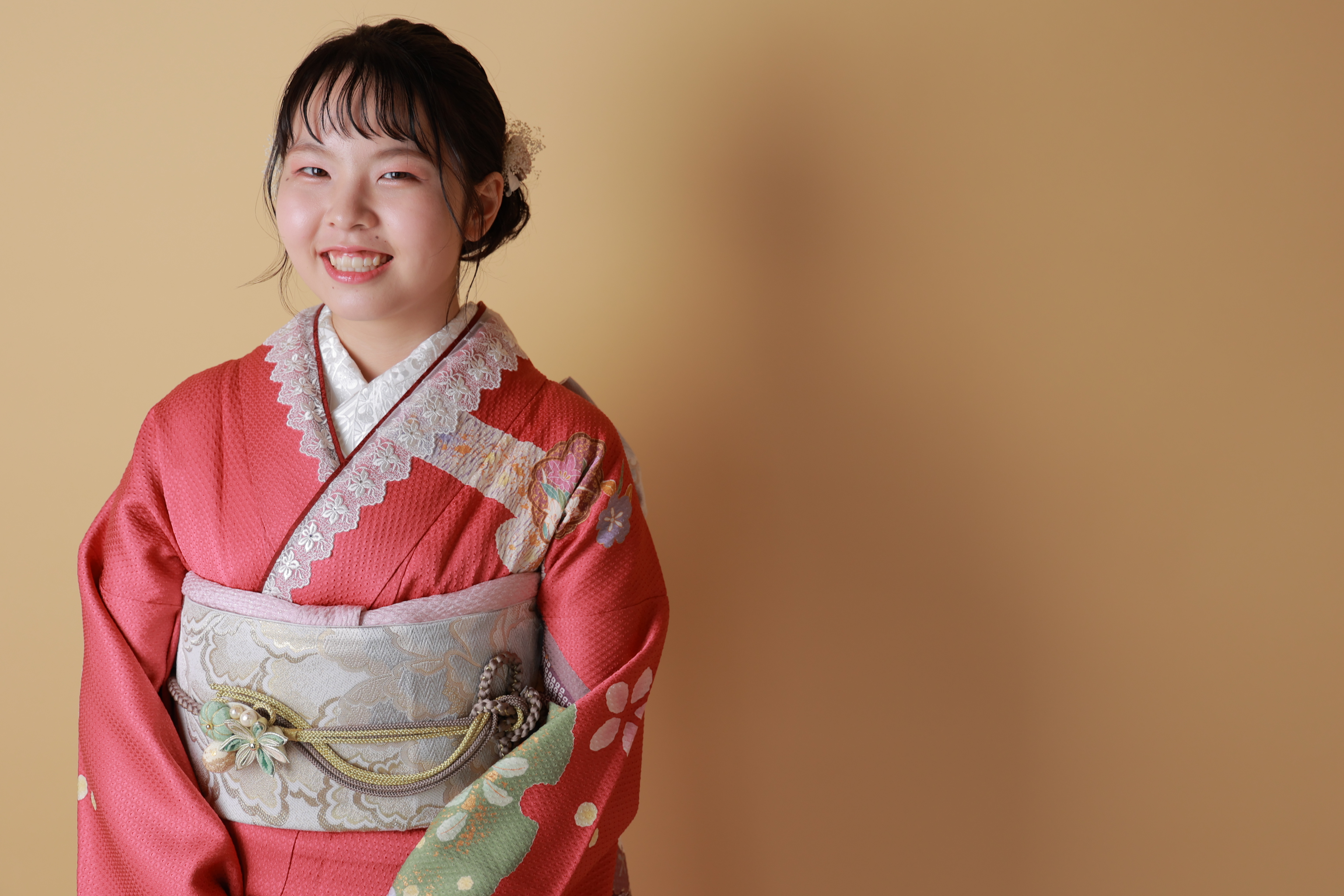 世代を超えて受け継がれる振袖。お母様の一着を現代らしくアレンジするための工夫をご紹介します。