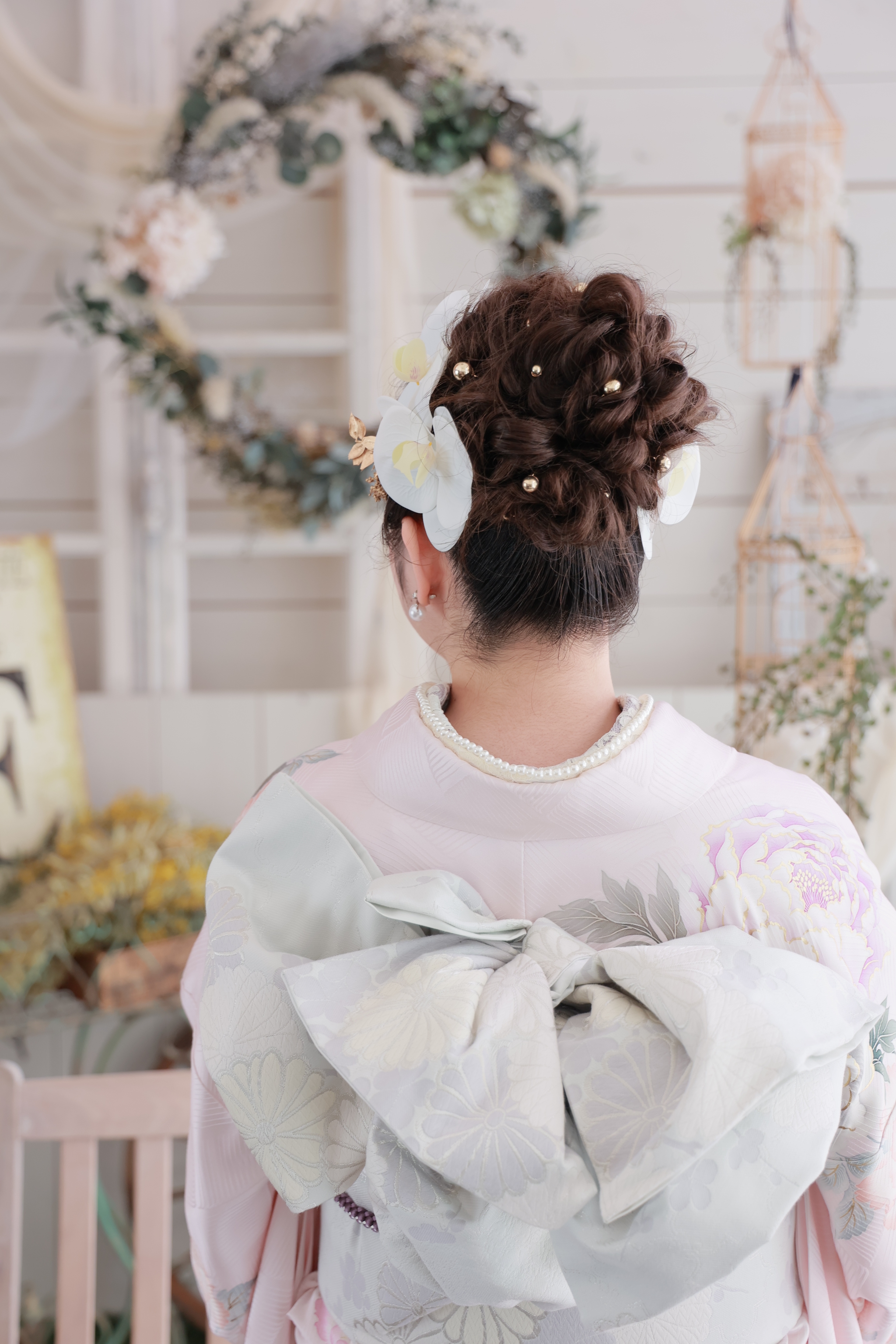 振袖の色や柄に合わせて、似合うヘアスタイルを選ぶことが大切です。