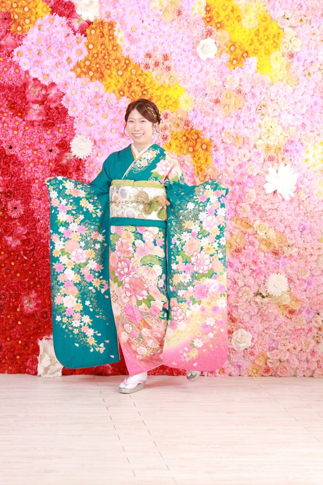 呉服店での相談風景。振袖選びから撮影の詳細まで、経験豊かなスタッフが親身になってお手伝いさせていただきます。