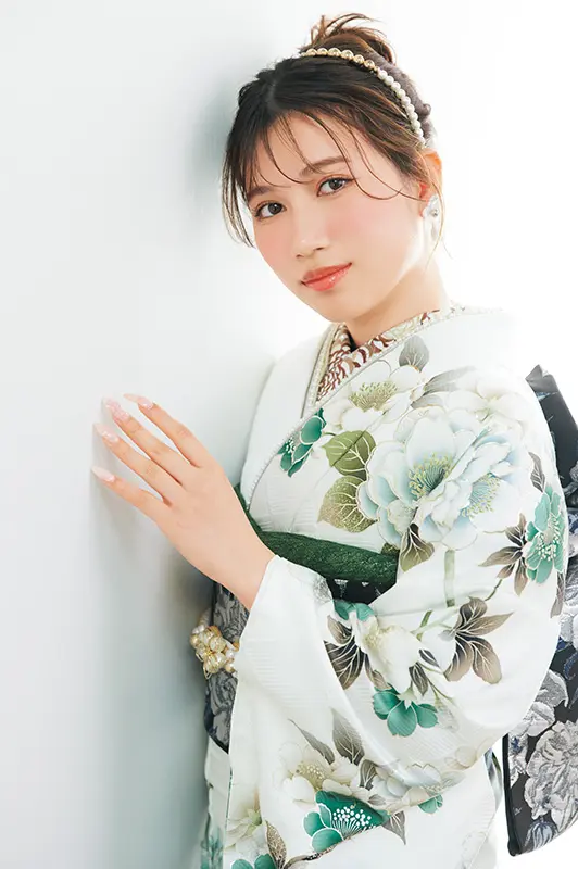 ご来店時には、顔タイプ診断をもとに、お客様に最適な振袖選びのお手伝いをさせていただきます