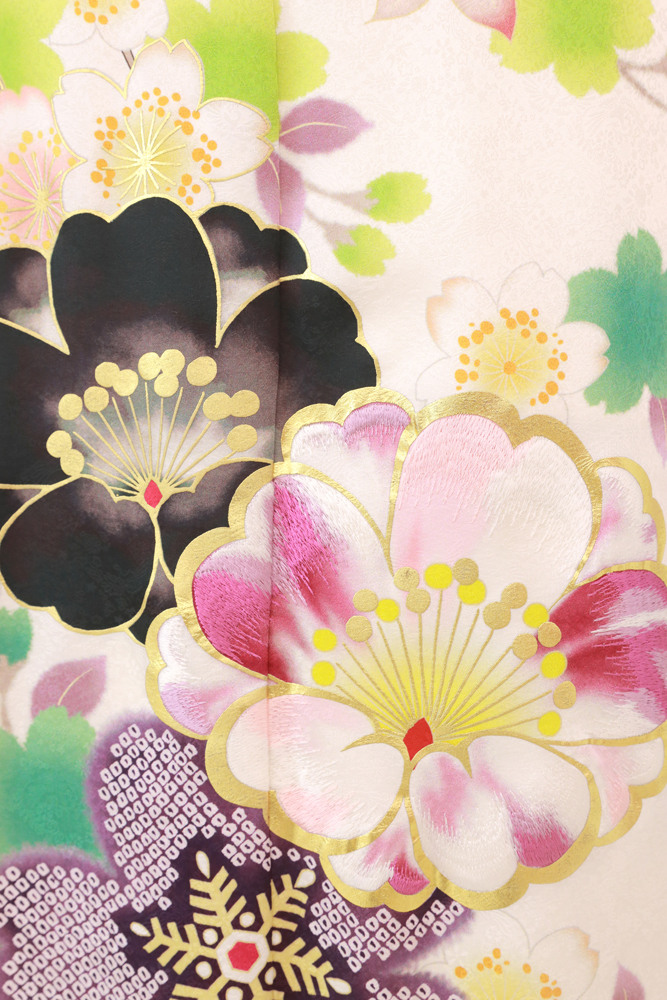 白振袖に描かれた桜柄