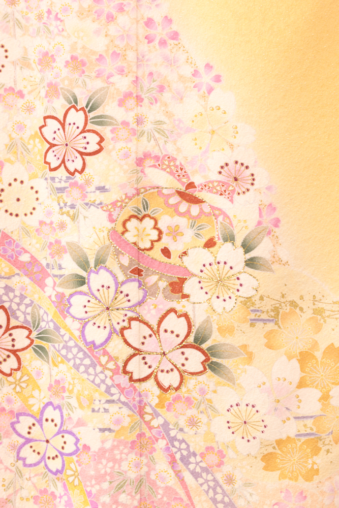 山吹色振袖の桜と手毬の柄