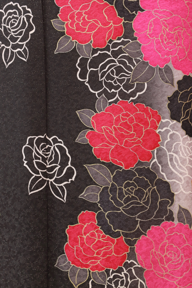 黒振袖に描かれた赤とピンクの薔薇柄