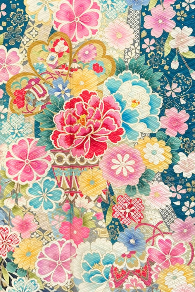 青緑色振袖に描かれた牡丹と桜