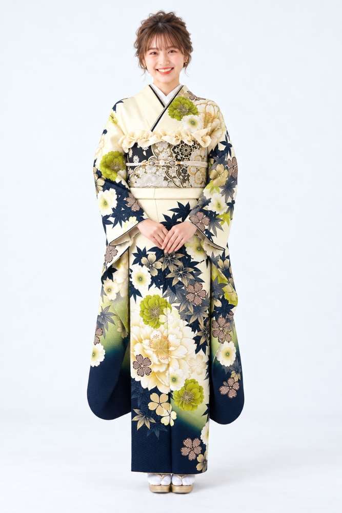淡い黄色地に白や黄緑の花々と紺の楓が映える、凛とした振袖姿。