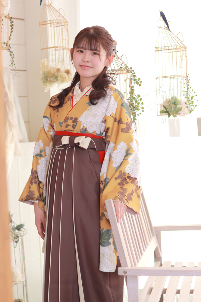 卒業式の袴レンタルを相談する学生